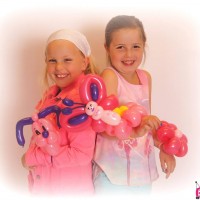 2 giechelende meisjes met balloncreaties