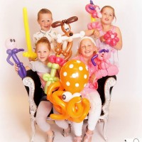 4 kids met een heleboel ballonknutsels